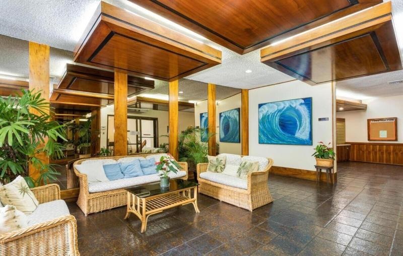 1717 Ala Wai Lobby Entrance