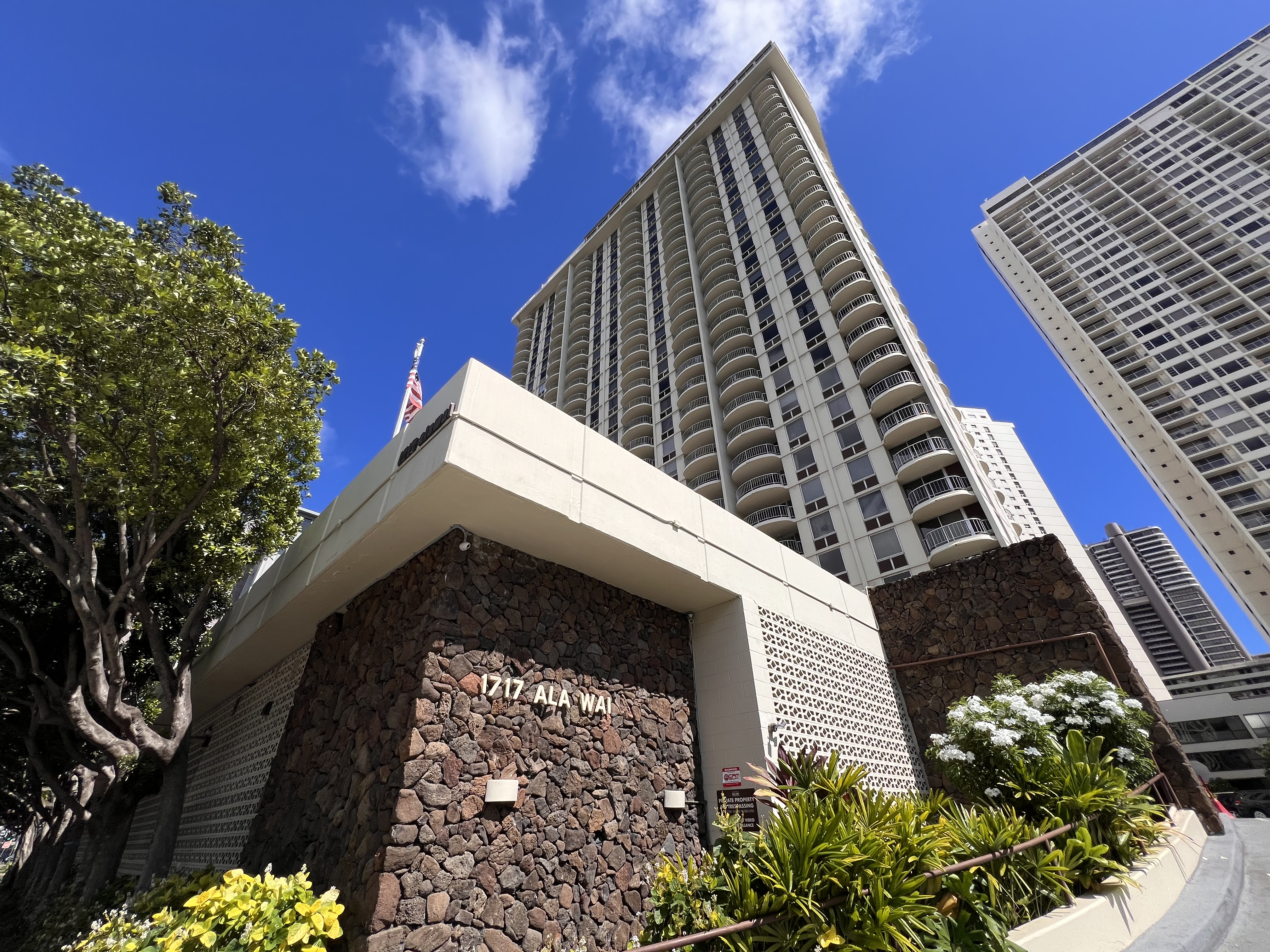 1717 Ala Wai Exterior Streetside View