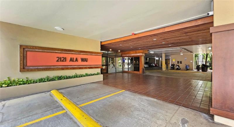 2121 Ala Wai Front Entrance View