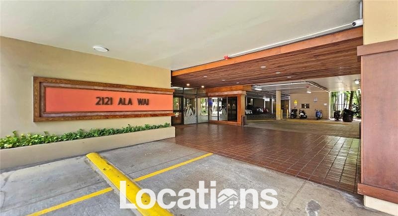 2121 Ala Wai Front Entrance View