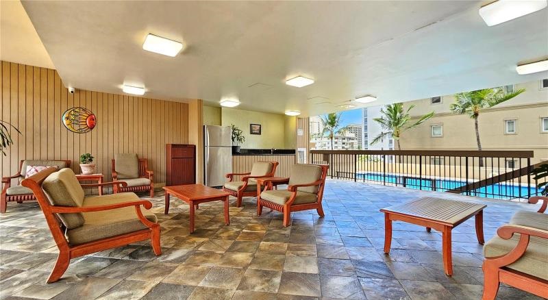 2121 Ala Wai Pool and Lobby Area