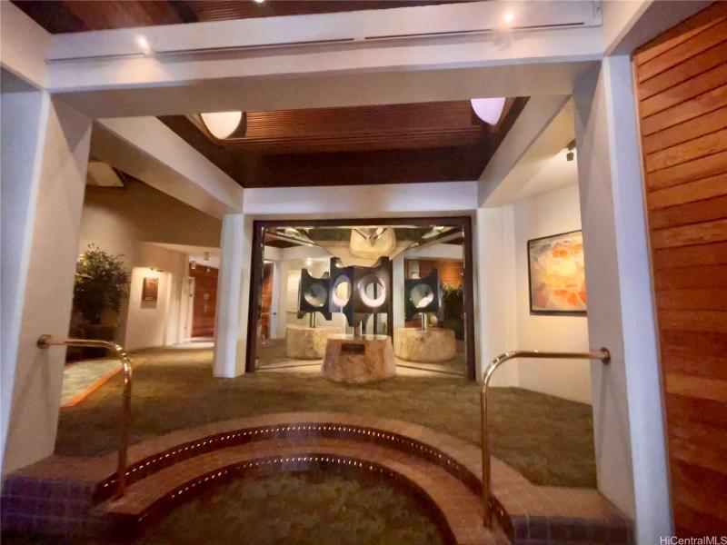 Admiral Thomas: Lobby