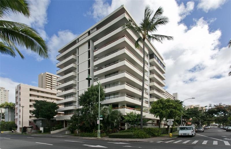 Ala Wai Mansion front street view from sidewalk