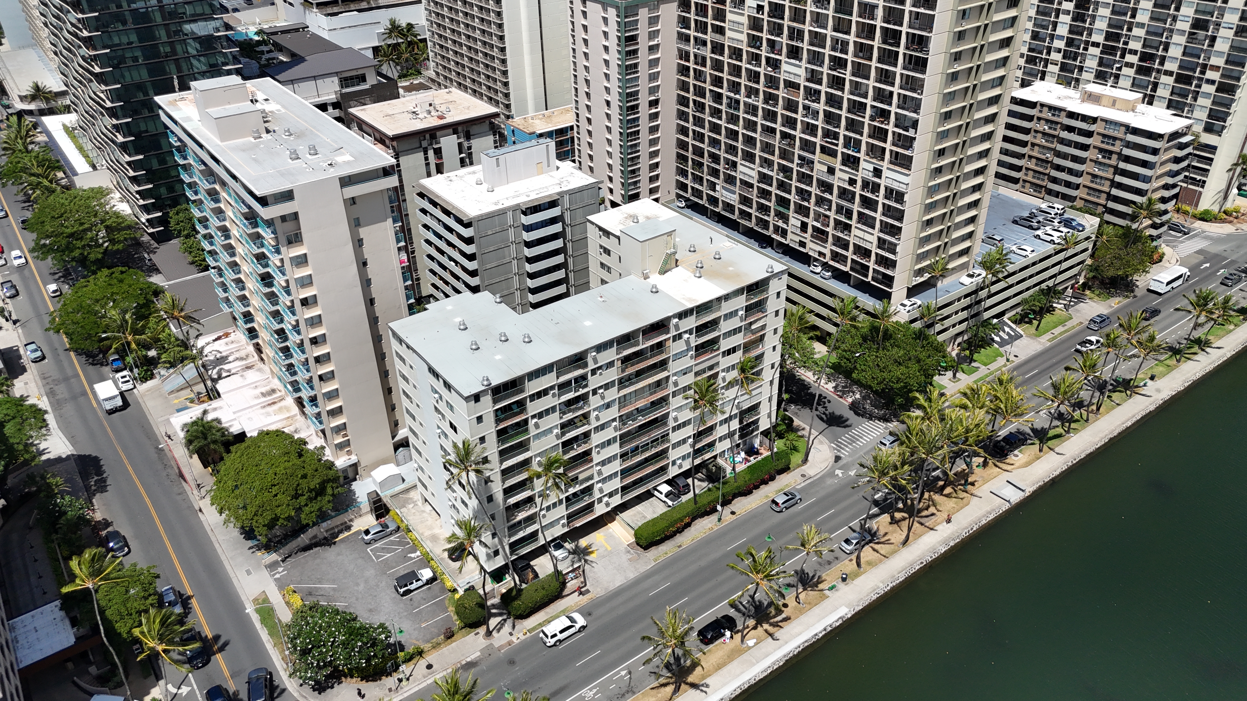 Ala Wai Palms exterior view from street