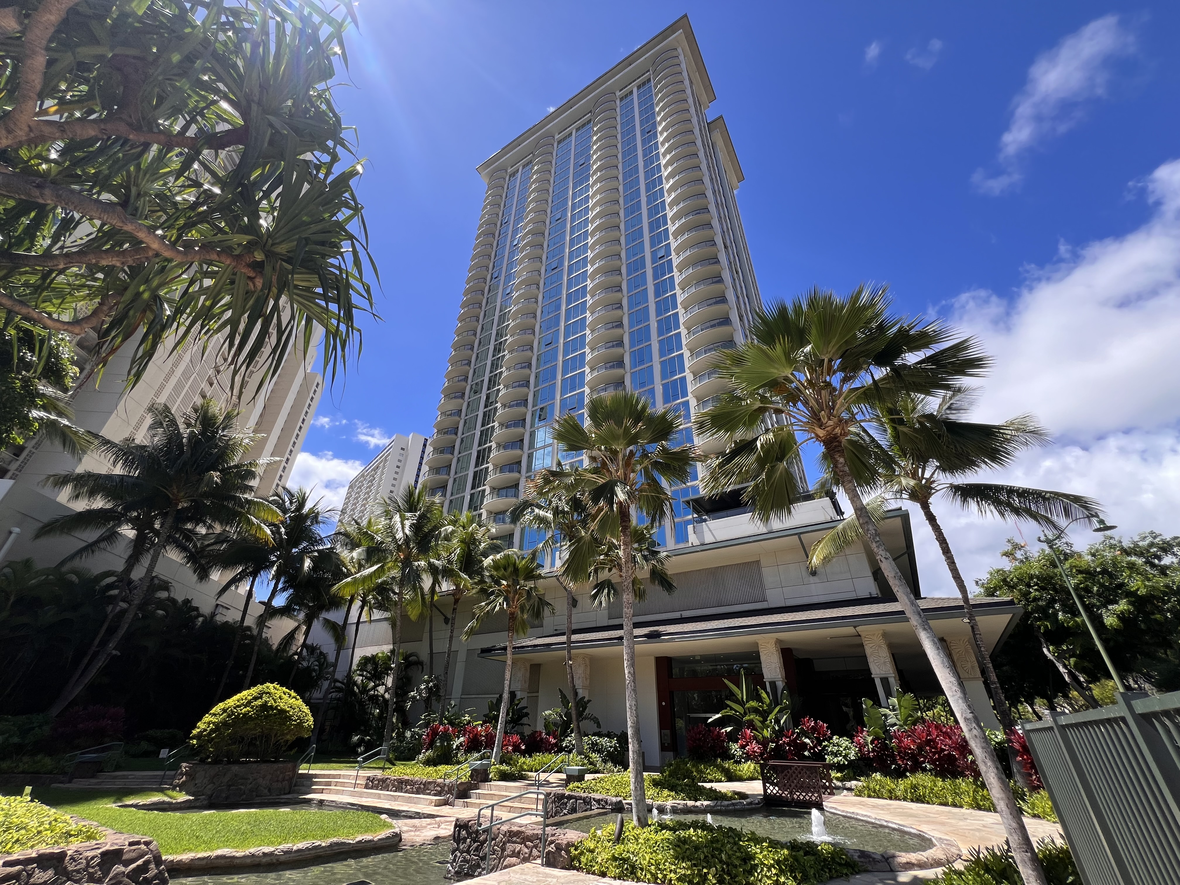 Allure Waikiki landscaped garden area