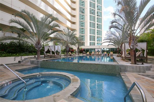Allure Waikiki pool and jacuzzi