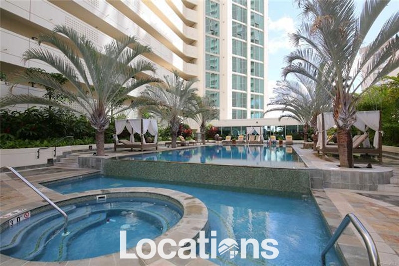 Allure Waikiki pool and jacuzzi