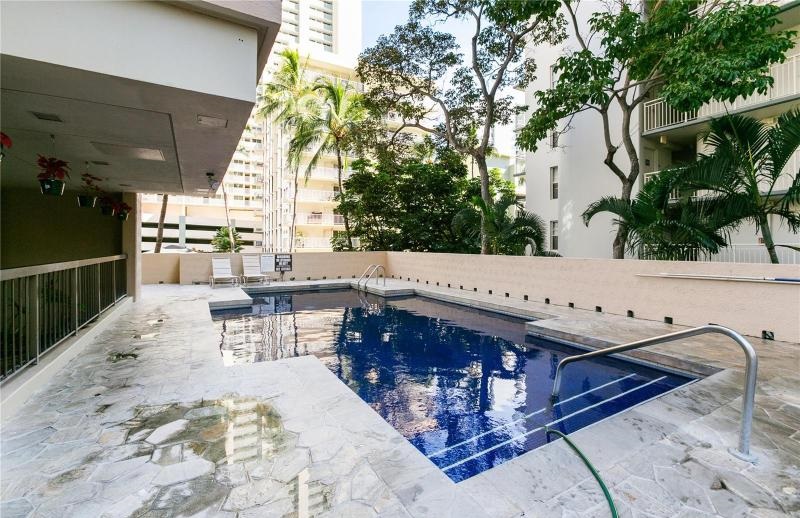 Aloha Towers pool and sundeck