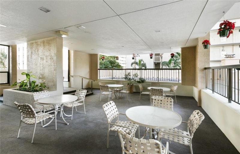 Aloha Towers recreation deck with BBQ and seating