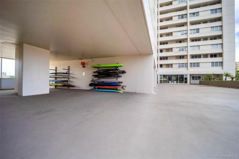 Banyan Tree Plaza: Surfboard Storage