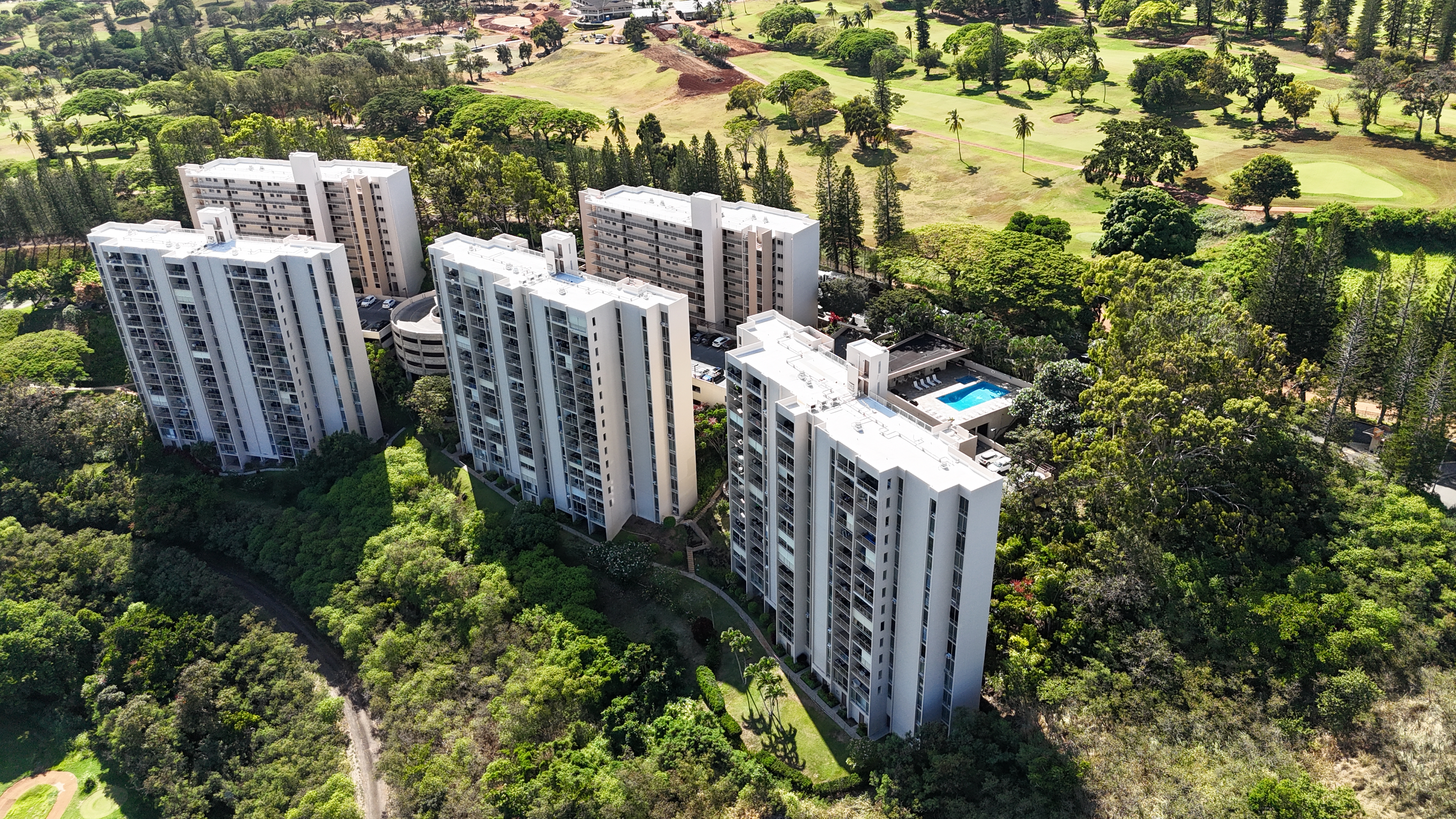 Colonnade On The Greens