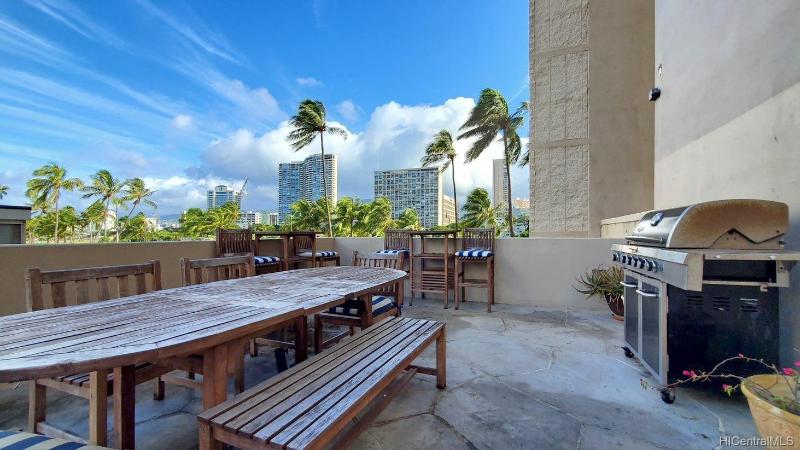 BBQ and picnic area at Hale Moani's recreation deck