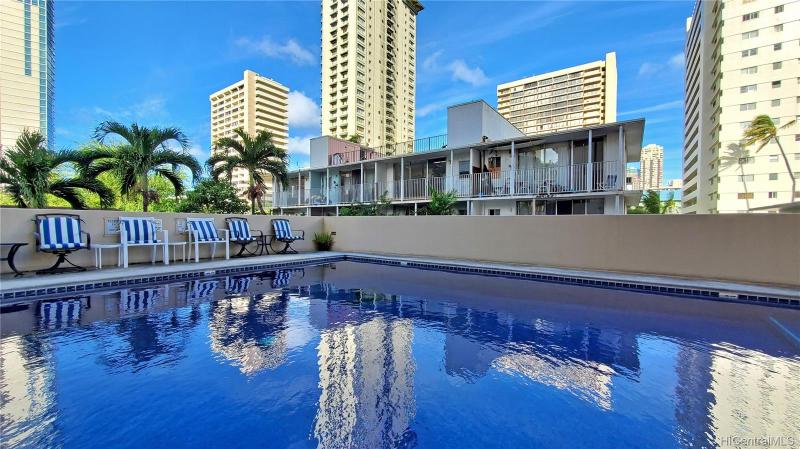 Hale Moani swimming pool deck
