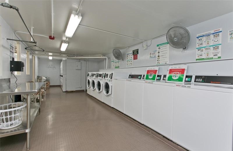 Harbor Square: Laundry room