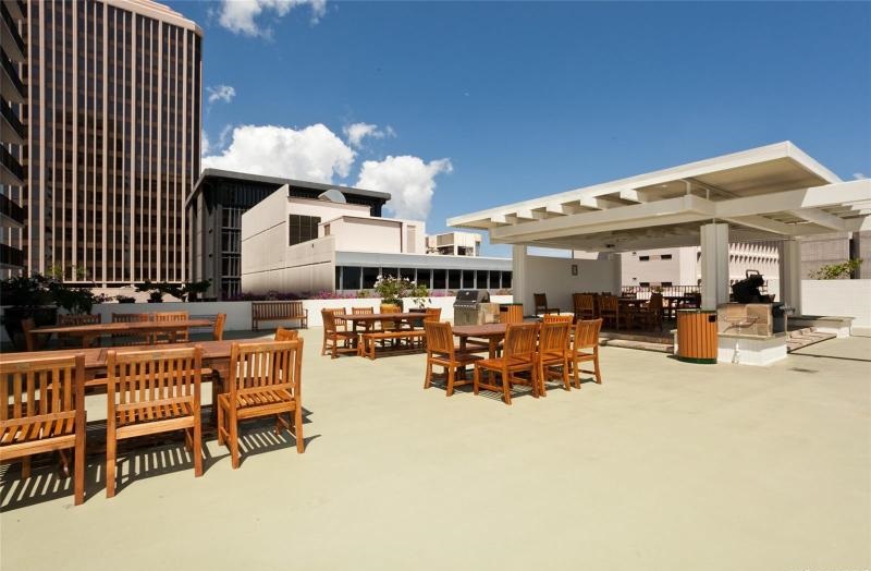 Harbor Square: Recreation Deck BBQ area