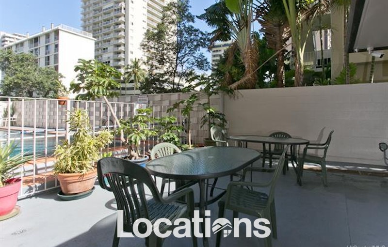 Hawaiian Crown pool deck and lounge area