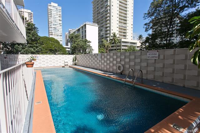 Hawaiian Crown swimming pool
