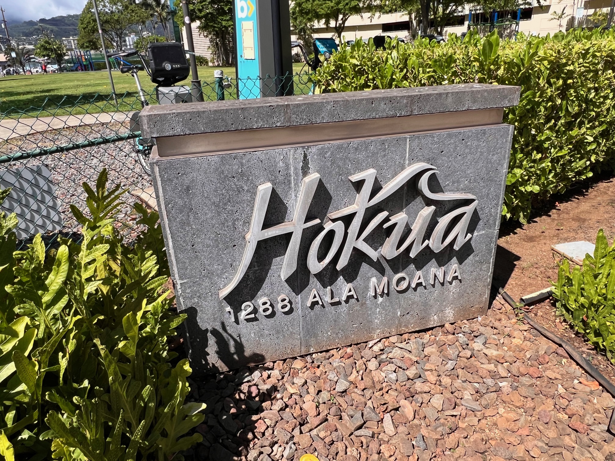 Hokua Sign