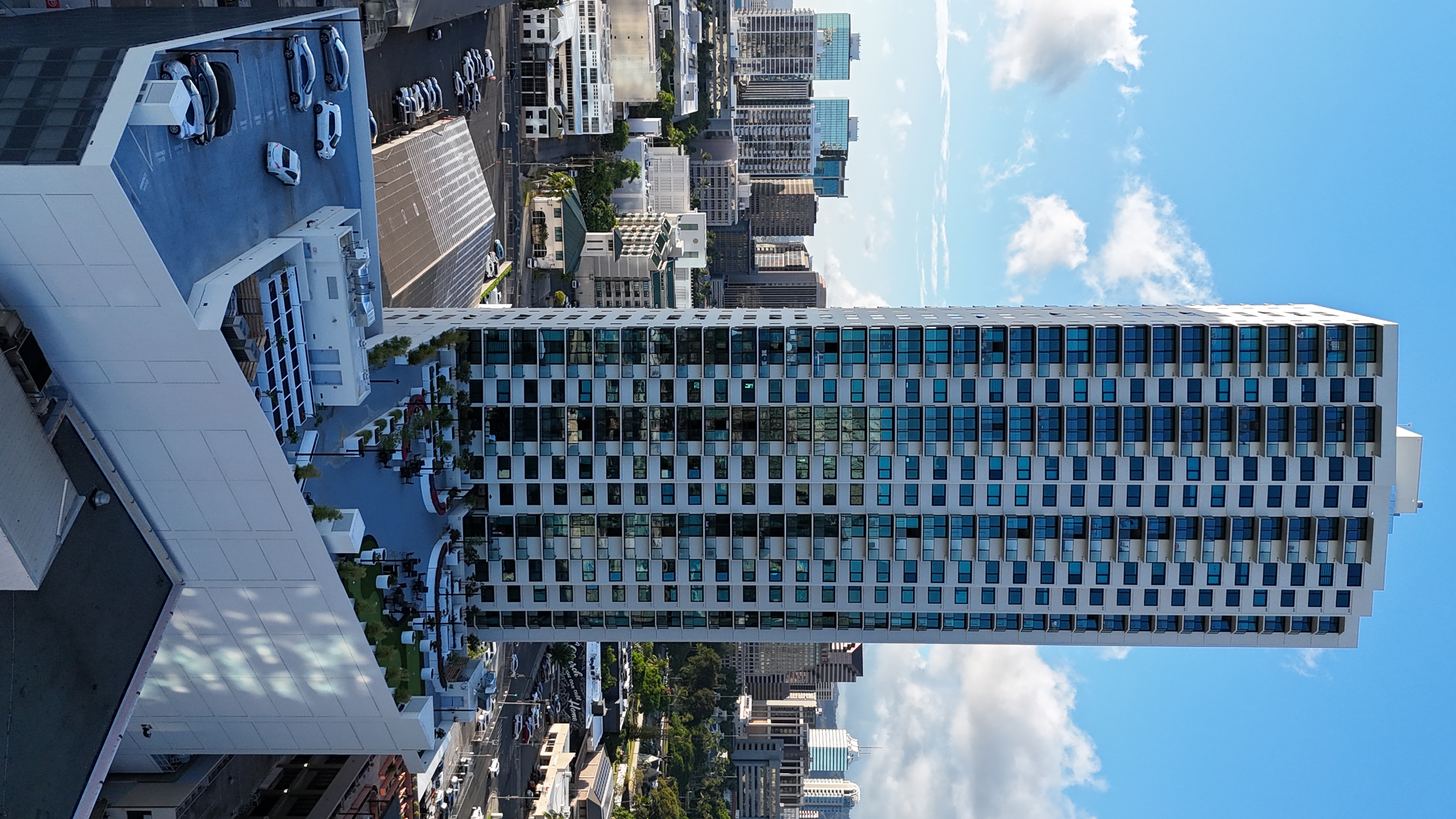 Ililani - Afternoon building view - can see the deck and garden