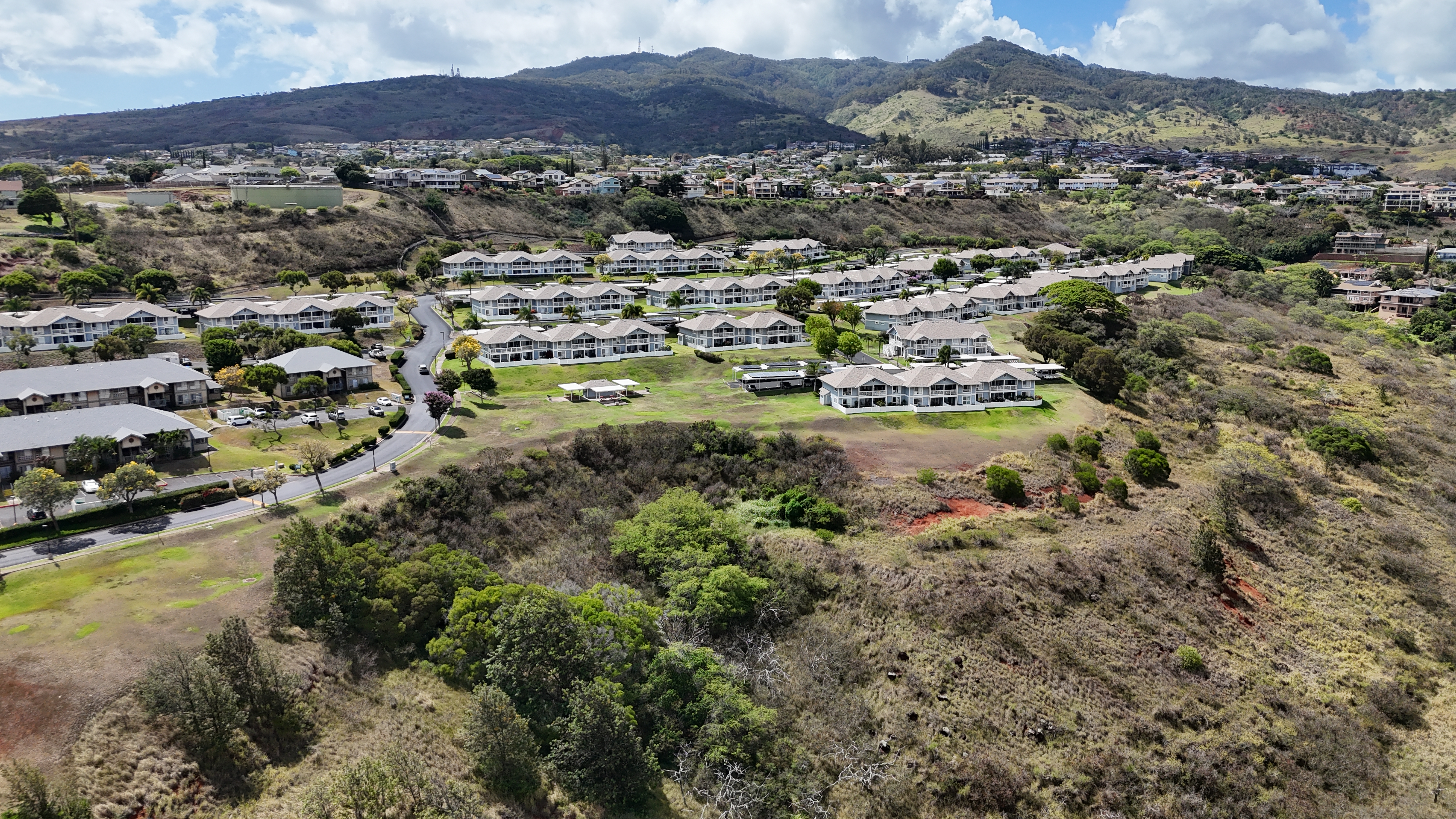 Makakilo Cliffs buildings and entry