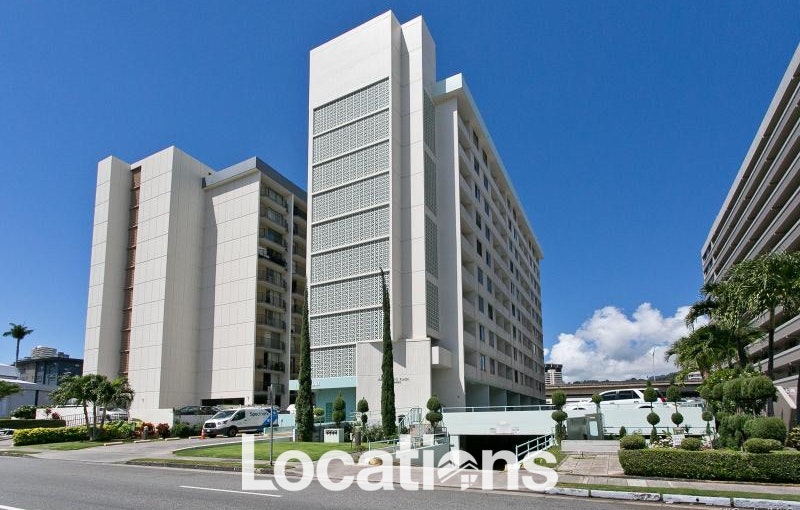 Kaahumanu Plaza in Makiki