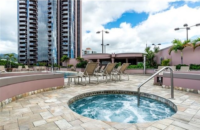 One Waterfront Tower: Jacuzzi