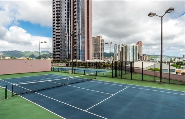 One Waterfront Tower: Tennis Courts