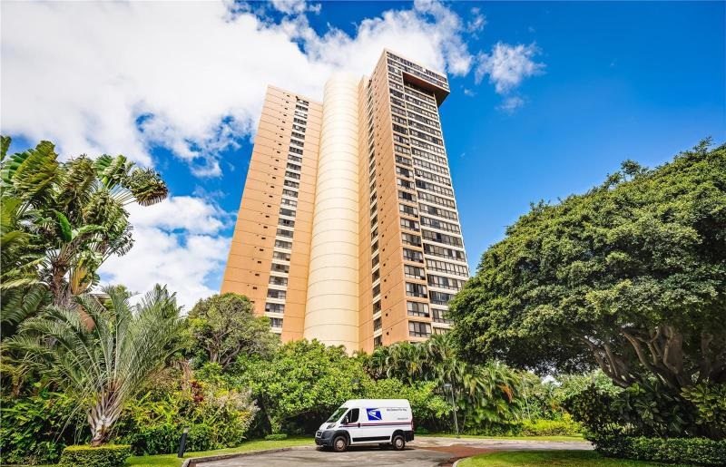 Plaza Landmark Street level view of Building