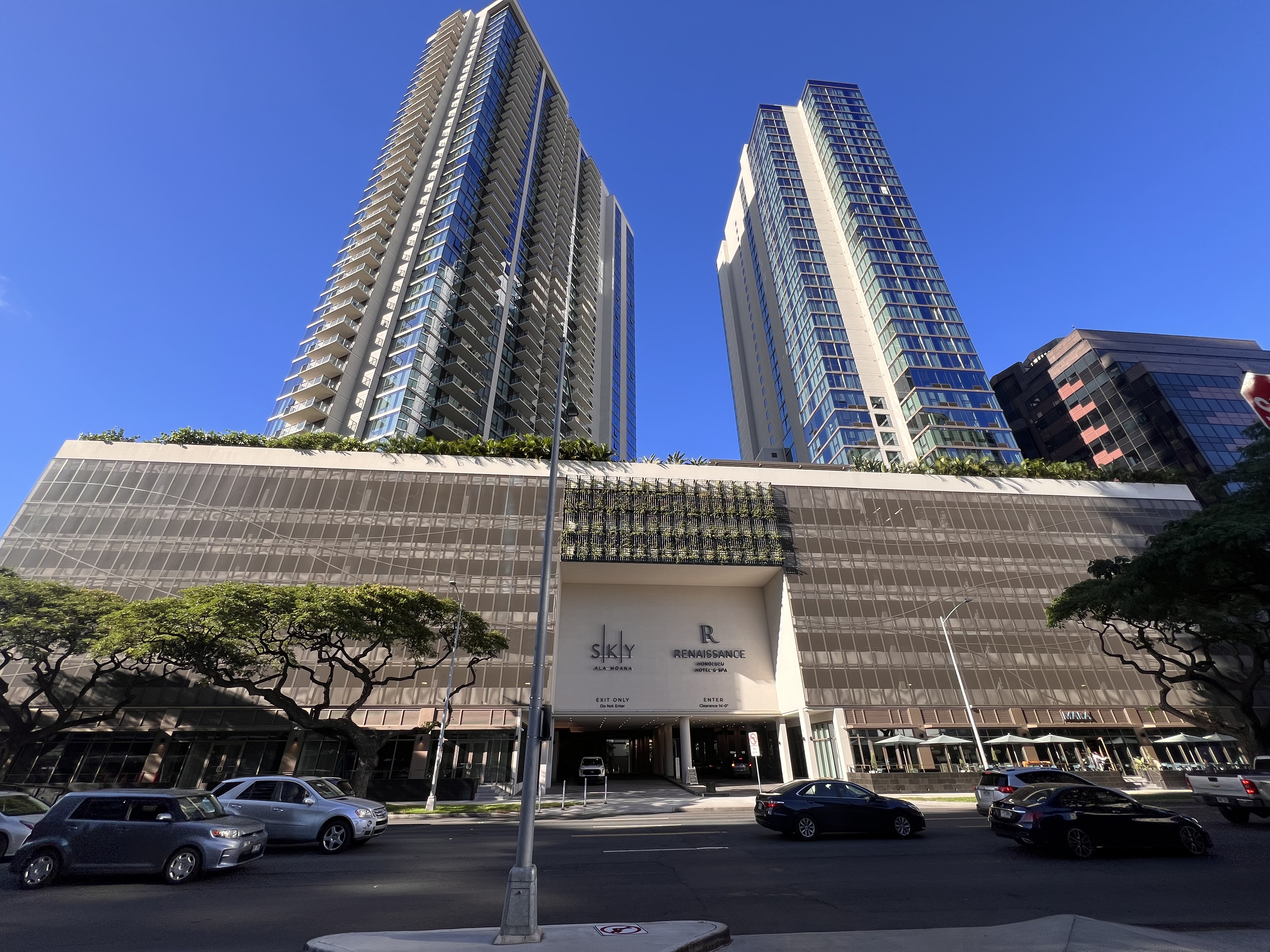 Sky Ala Moana - Looking at the front