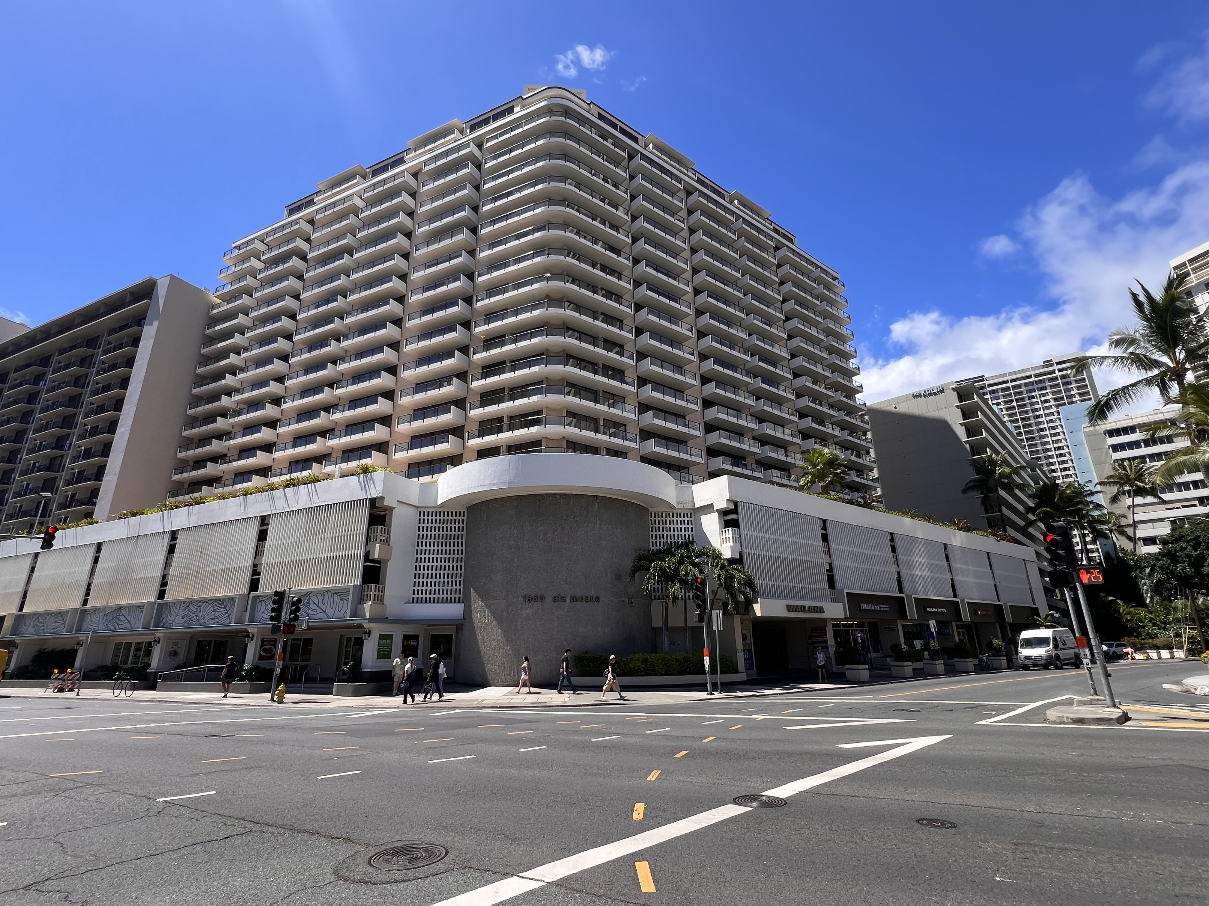 Wailana at Waikiki - Streetside view