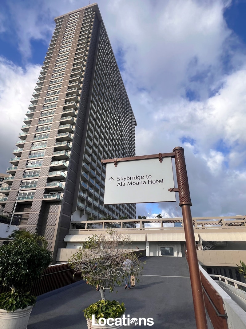 Walkway from Ala Moana Hotel Condo to the malll