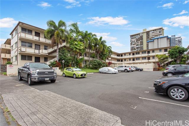 1120 Hassinger Street, 207, Honolulu, HI 96822