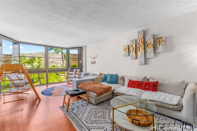 531 Hahaione Street, 6C, Honolulu, HI 96825