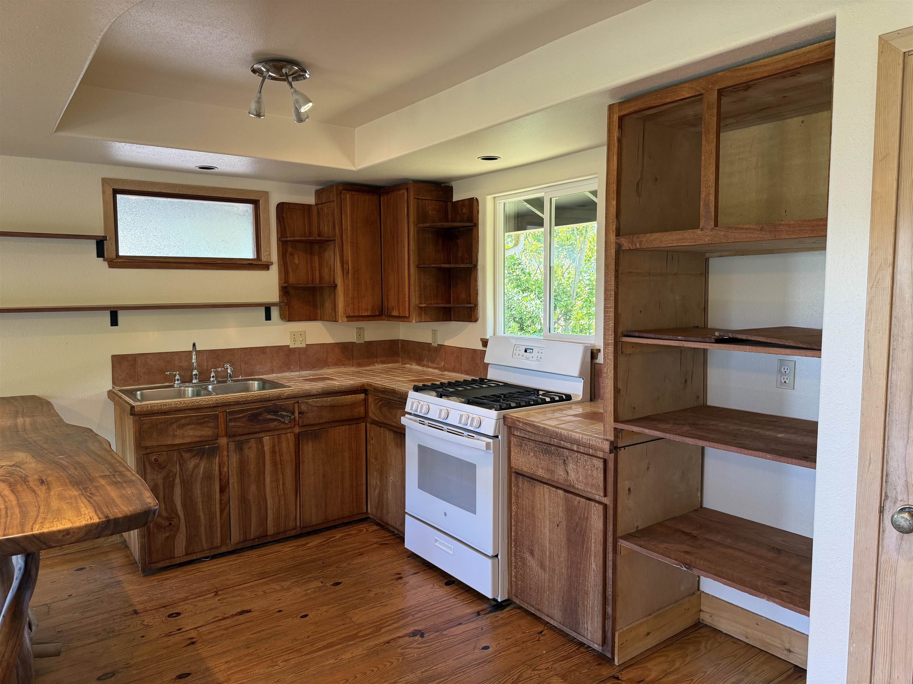 1490 Kokomo Rd, Haiku, HI 96708-0000